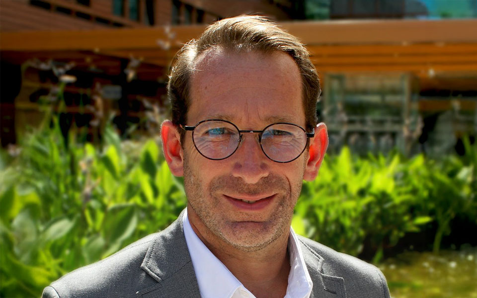 Biographie d'Éric Poueys (Pierre & Vacances - Center Parcs)