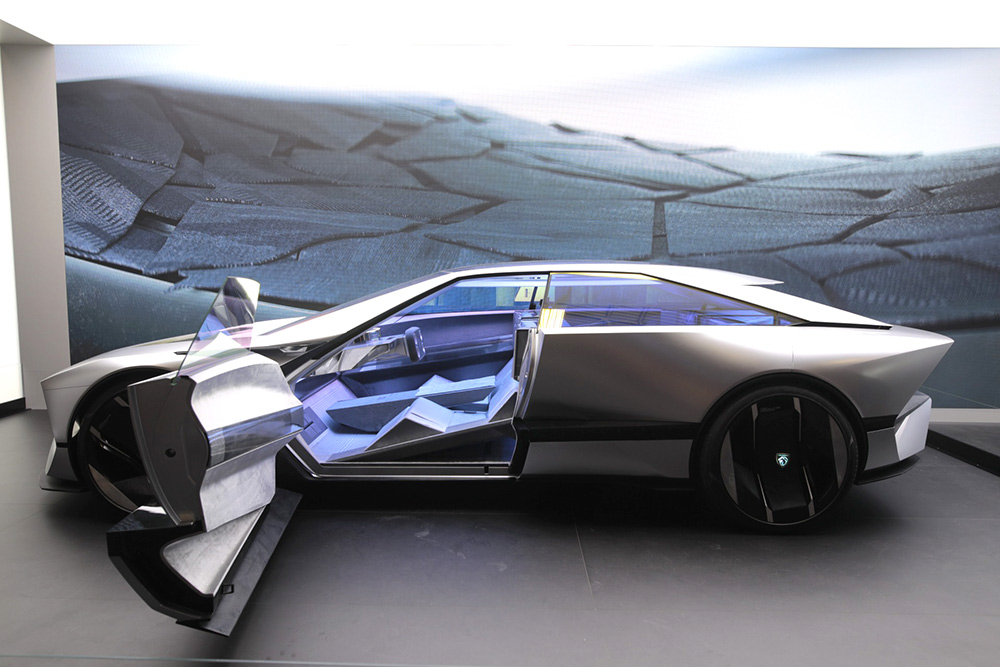 Voiture Peugeot concept futuriste avec des portes papillon ouvertes, exposée à Vivatech