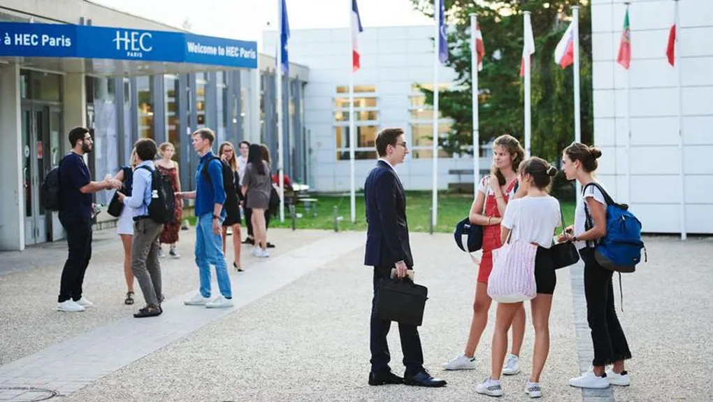 Photo des étudiants d’HEC dans la cours de la FAC