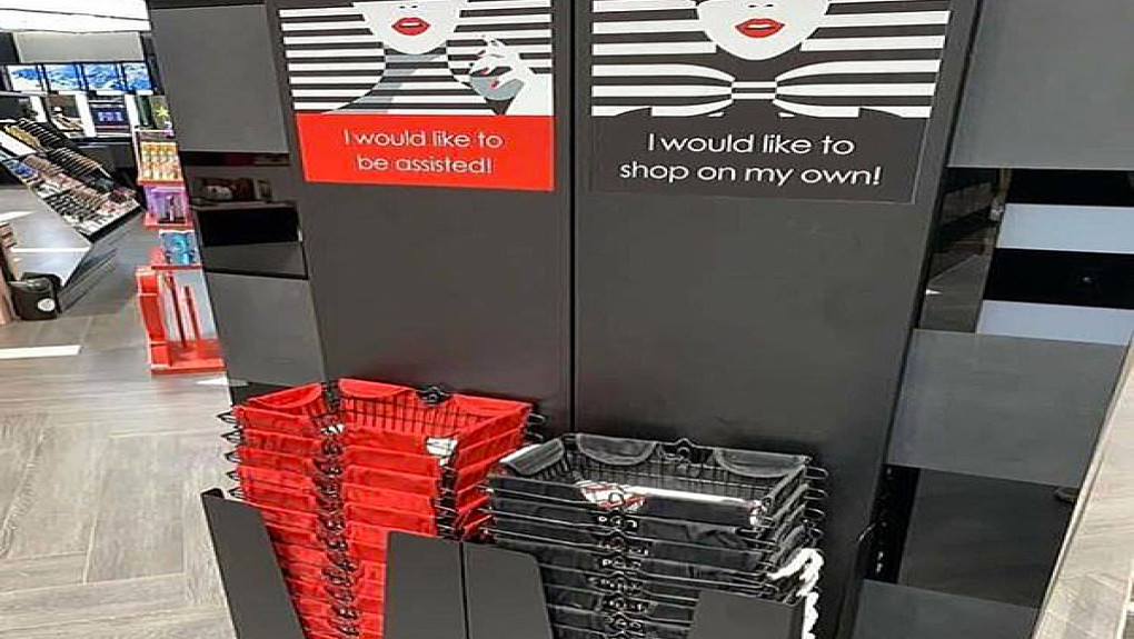 Chez Sephora, des paniers rouges pour avoir de l’aide, noirs pour être tranquille