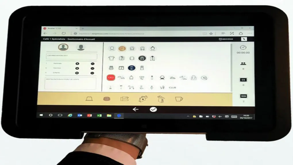 Chez Nespresso, un avatar fait la queue pour les clients