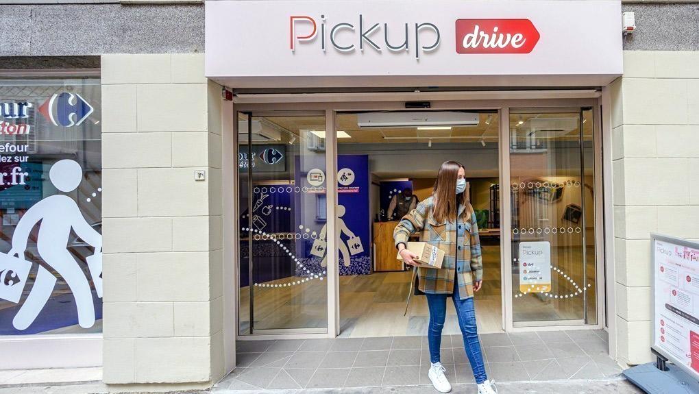 Carrefour et La Poste associent drive piéton et retrait de colis