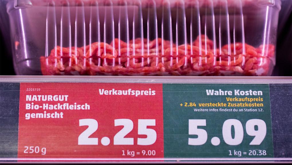 Un supermarché affiche le « vrai » prix environnemental des produits