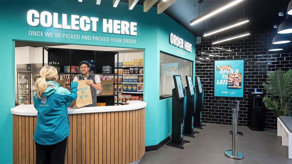 Deliveroo ouvre un magasin hybride, une forme de dark store en pleine lumière