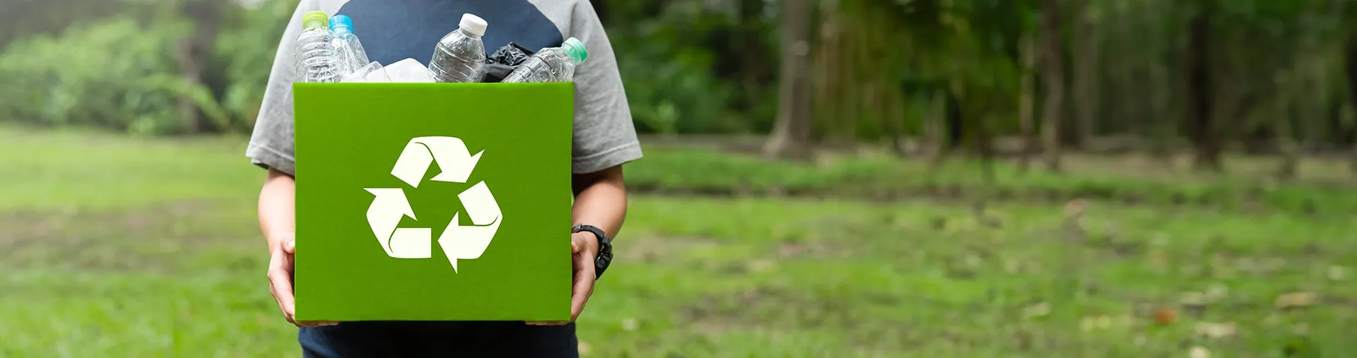 Photo d'un homme tenant un emballage de plastiques recyclables
