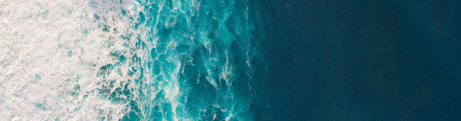 Vue aérienne des vagues de l'océan.