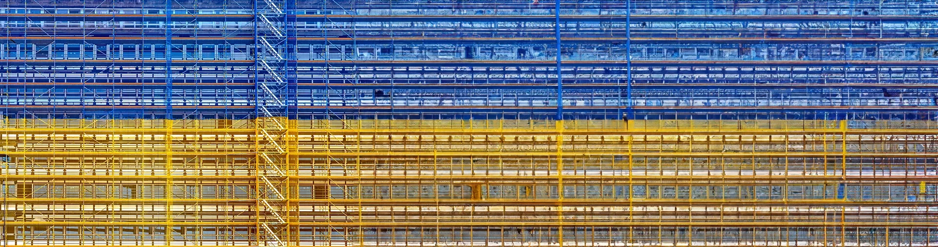 Bâtiment métallique aux couleurs de l'Ukraine
