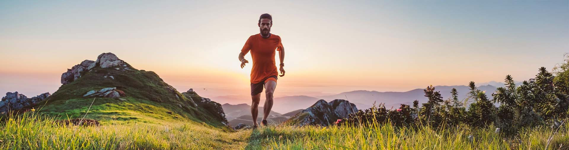 Homme faisant du trail running sur une montagne