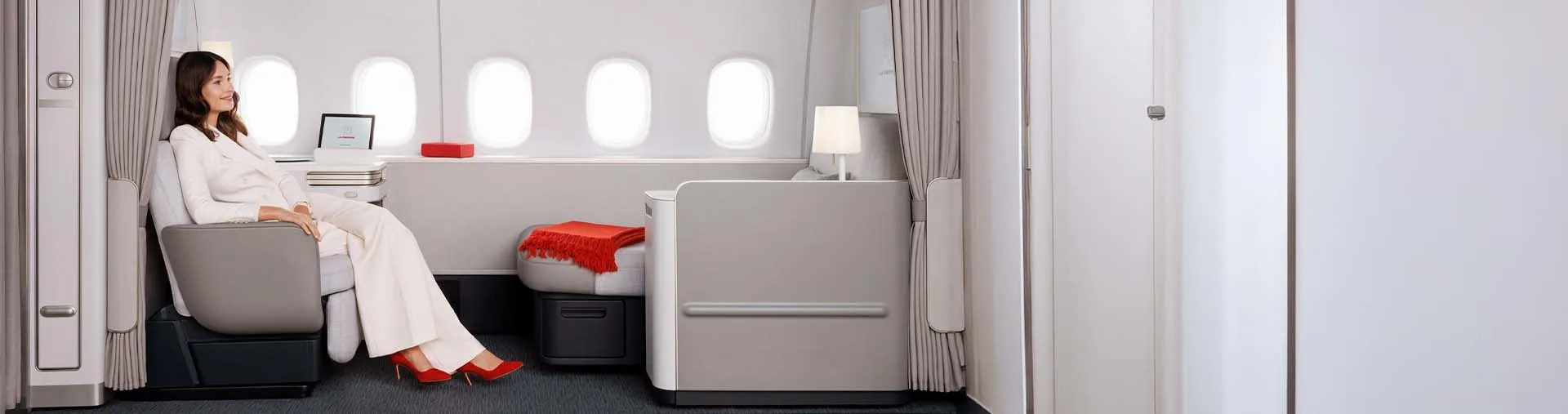 photo d'une femme dans un avion confortablement installée