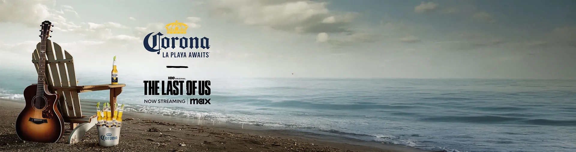 image d'une chaise avec une guitare sur la plage mettant en avant la bière corona