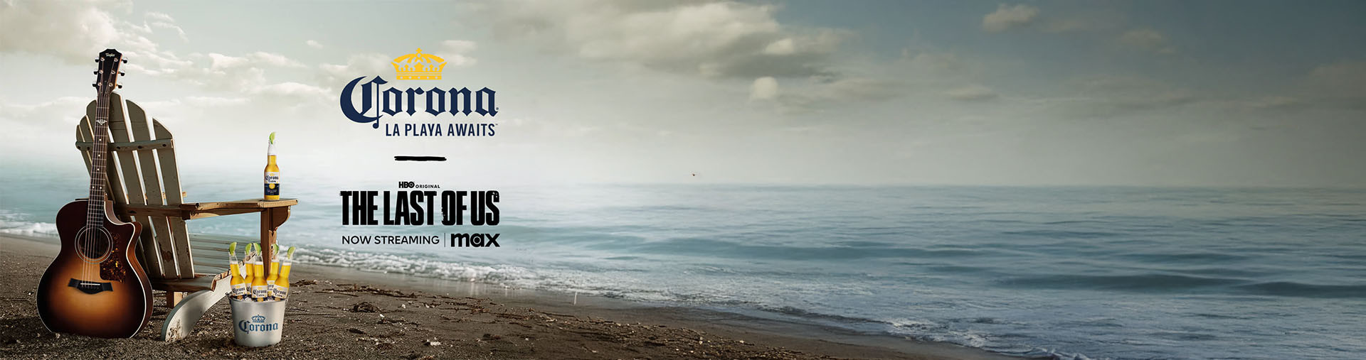 image d'une chaise avec une guitare sur la plage mettant en avant la bière corona