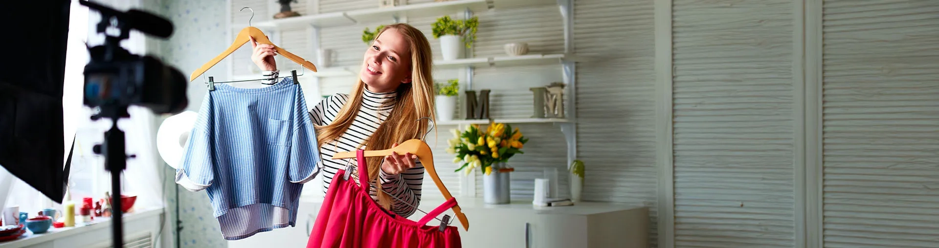 Photo d'une influenceuse, qui fait une vente en ligne
