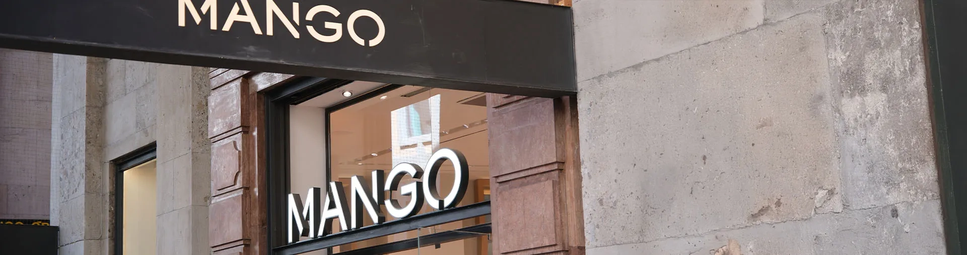 Vitrine d’un magasin Mango en façade de rue.