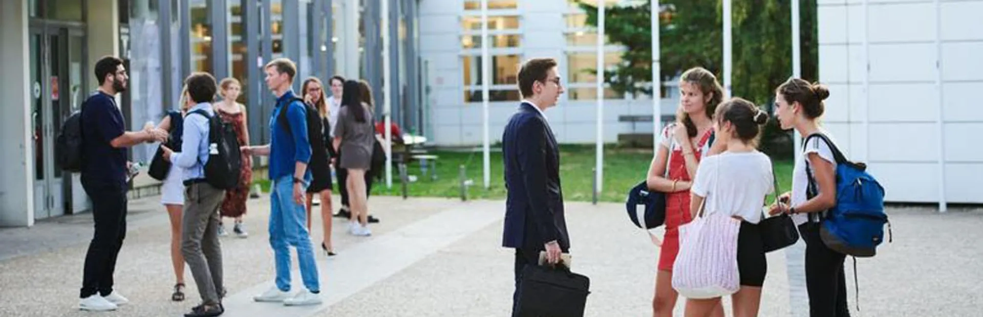 Photo des étudiants d’HEC dans la cours de la FAC