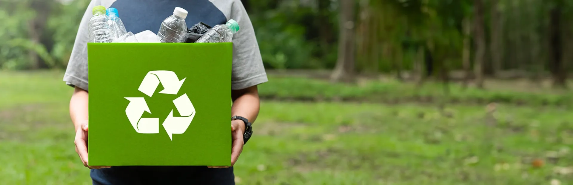 Photo d'un homme tenant un emballage de plastiques recyclables