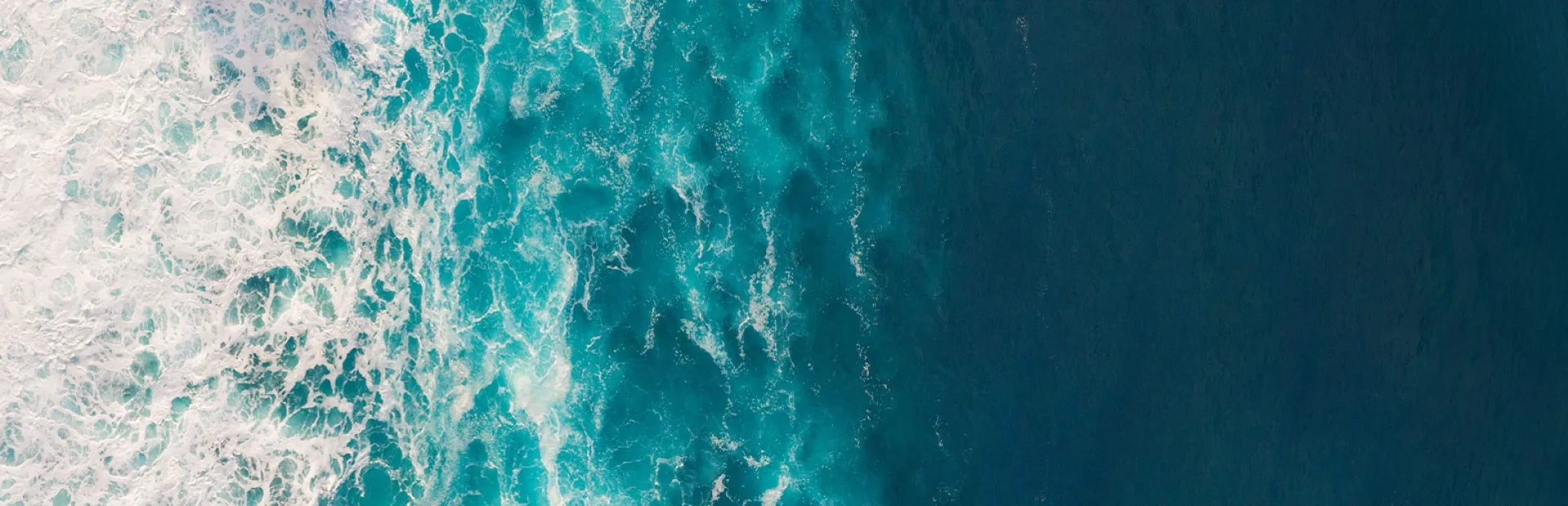 Vue aérienne des vagues de l'océan.