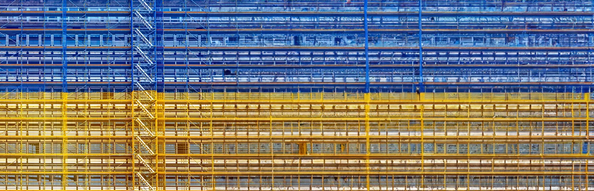 Bâtiment métallique aux couleurs de l'Ukraine
