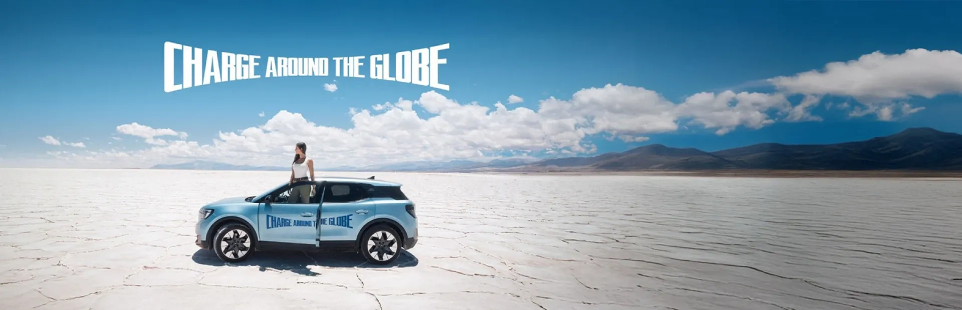 Publicité d'une voiture Ford avec en claim "Charge around the globe"