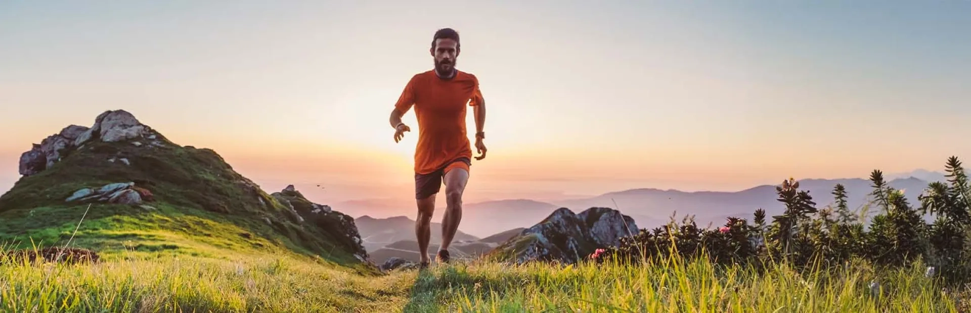 Homme faisant du trail running sur une montagne