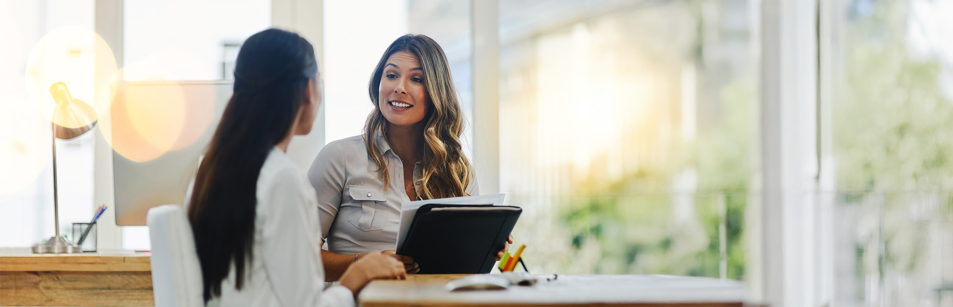 entretien d'embauche dans un bureau avec les ressources humaines et cv pour l'intégration dans l'entreprise.