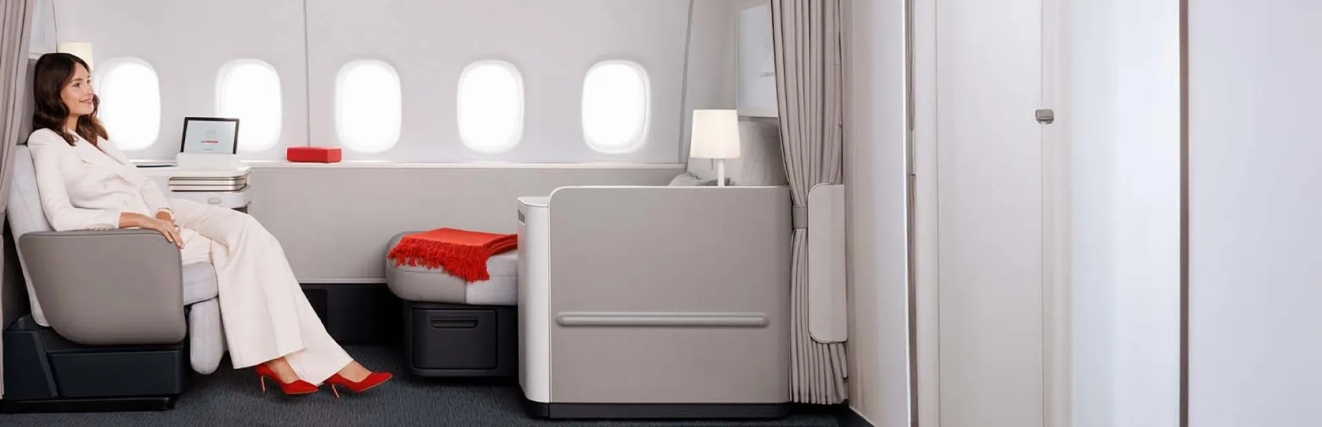 photo d'une femme dans un avion confortablement installée