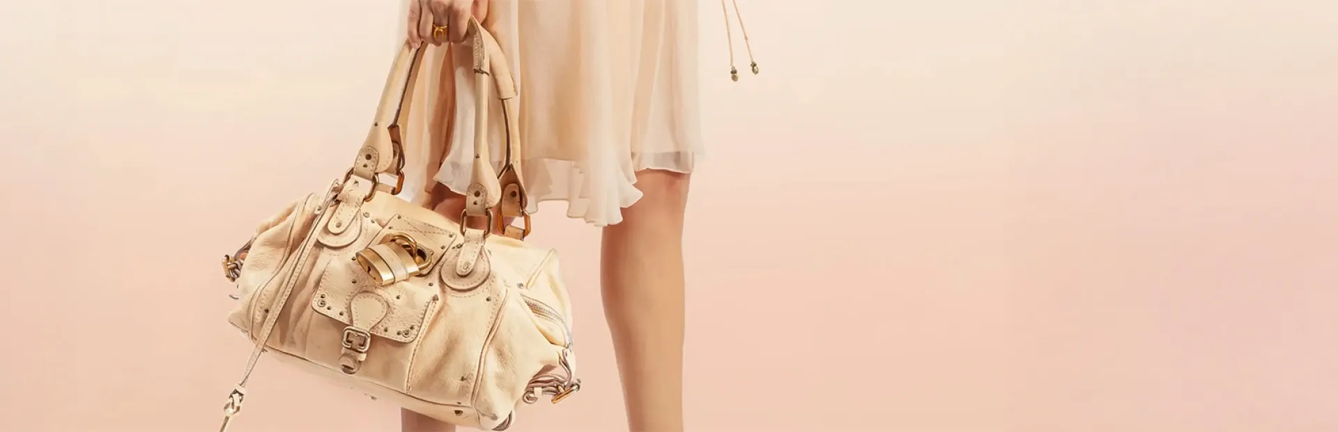 Photo d'une femme tenant un sac à main de luxe