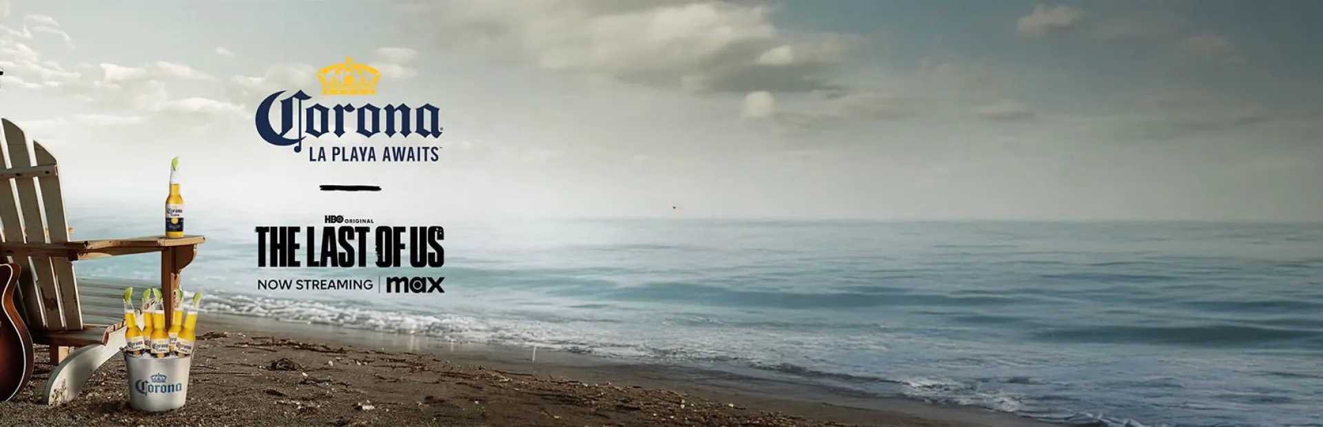 image d'une chaise avec une guitare sur la plage mettant en avant la bière corona
