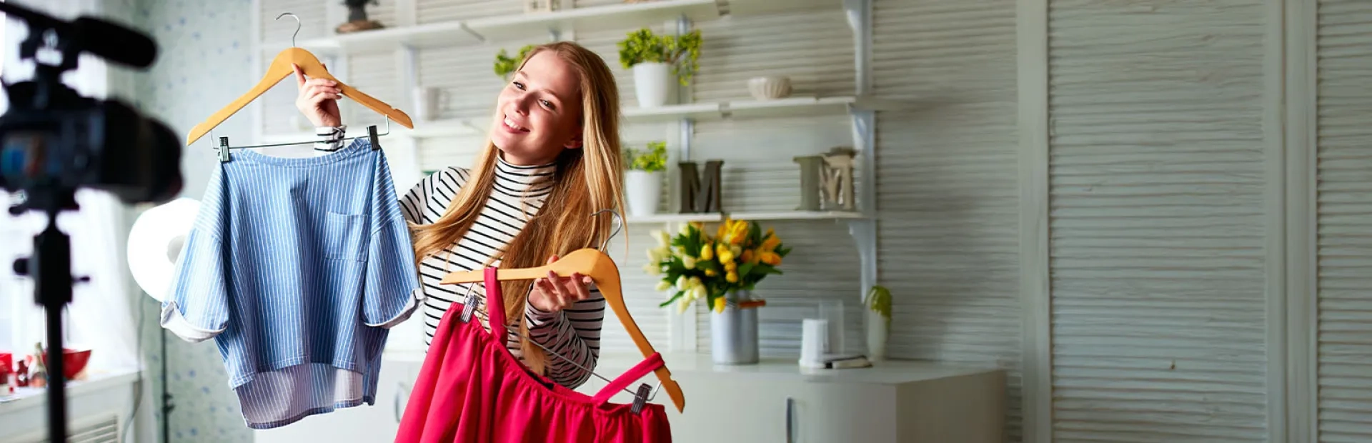 Photo d'une influenceuse, qui fait une vente en ligne 