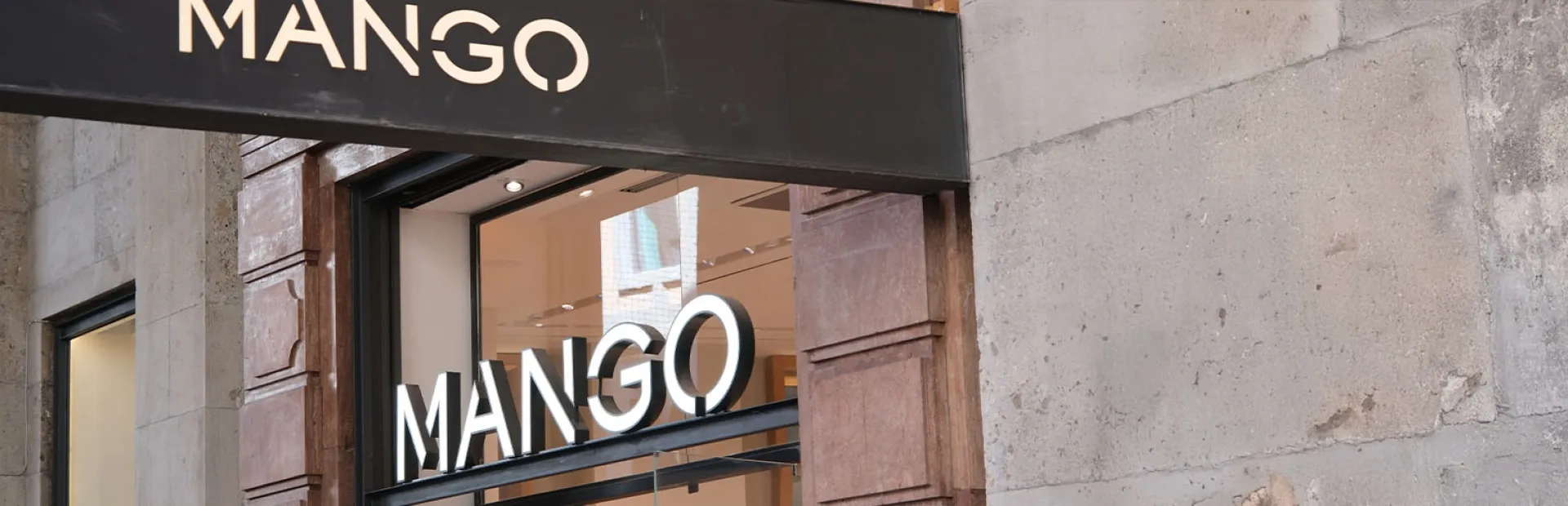 Vitrine d’un magasin Mango en façade de rue.