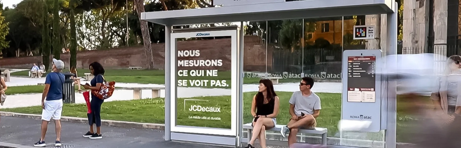 Arrêt de bus avec abri publicitaire JCDecaux