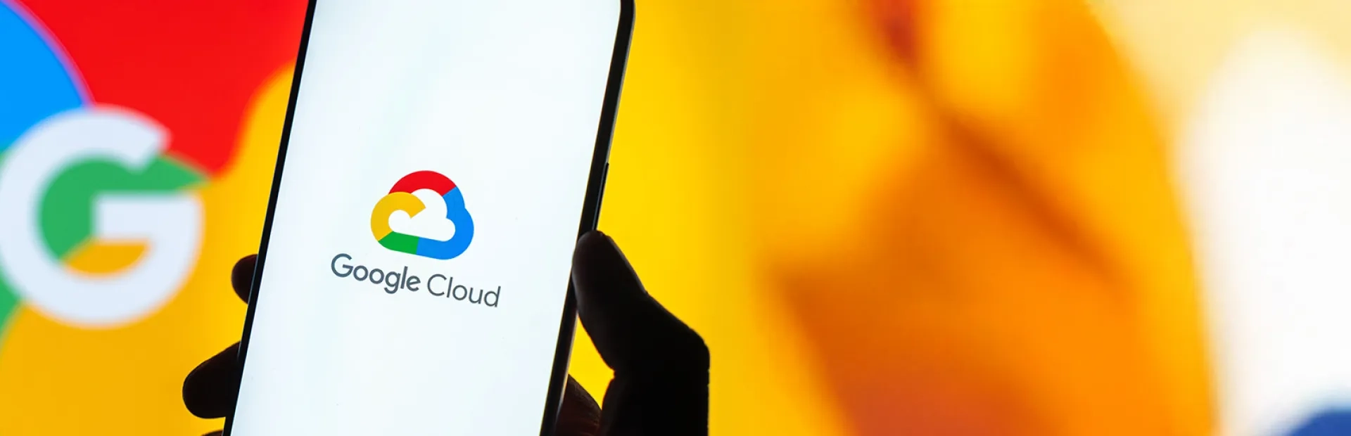 Image d'un smartphone avec le logo Google cloud 