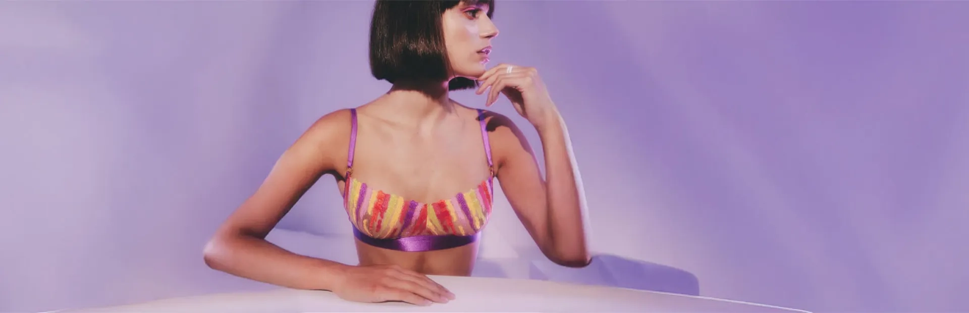 Modèle IA posant en haut coloré artistique