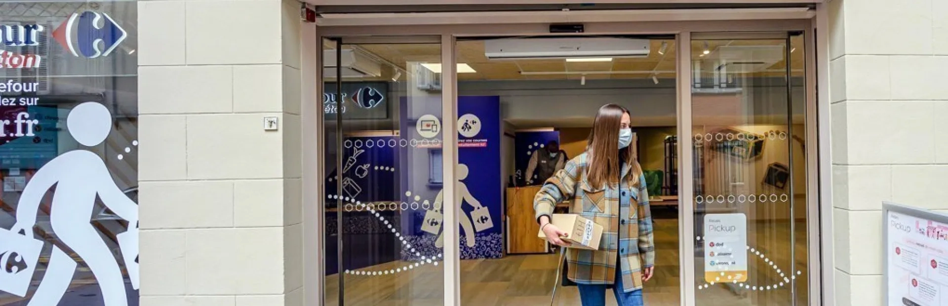Carrefour et La Poste associent drive piéton et retrait de colis