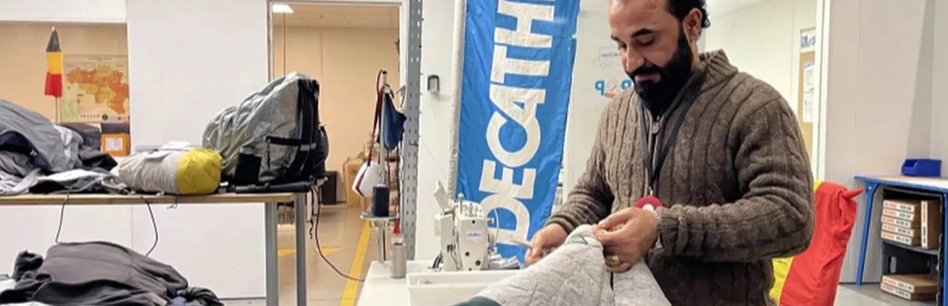 En Belgique, Decathlon répare les vêtements et les sacs de ses clients
