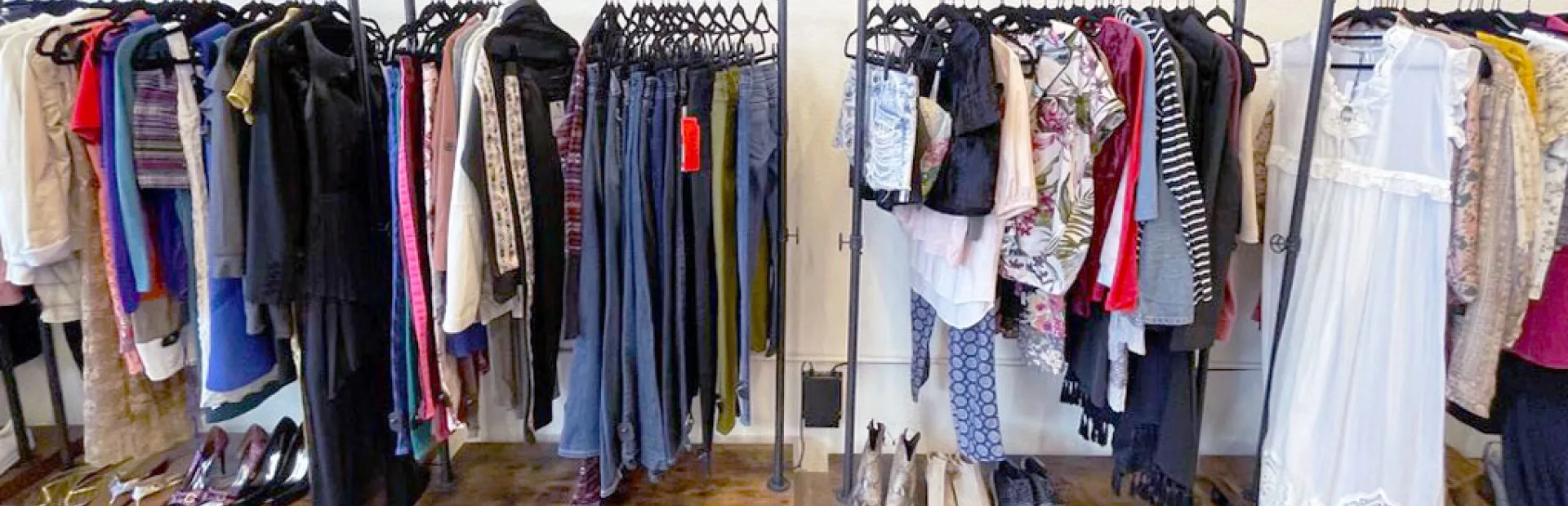 Louer un portant pour y vendre ses vêtements, la nouvelle tendance en vogue