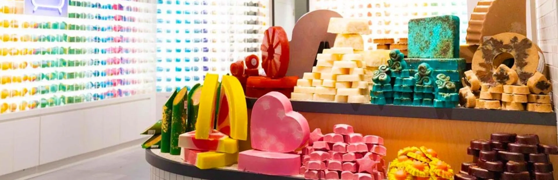 Lush ouvre un magasin où les produits n’ont ni emballage ni étiquette