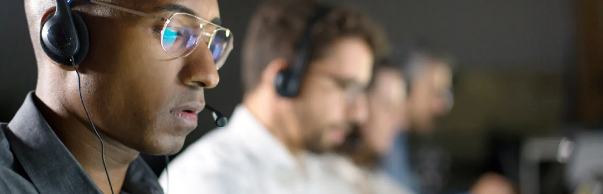 Photo d'un call certer de service client,