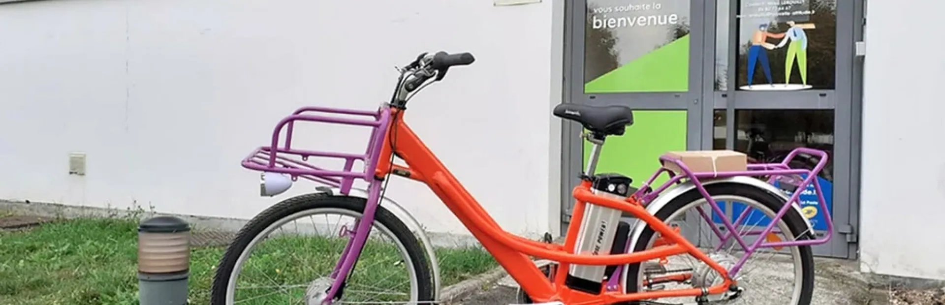 Photo d'un vélo de facteur de La Poste 