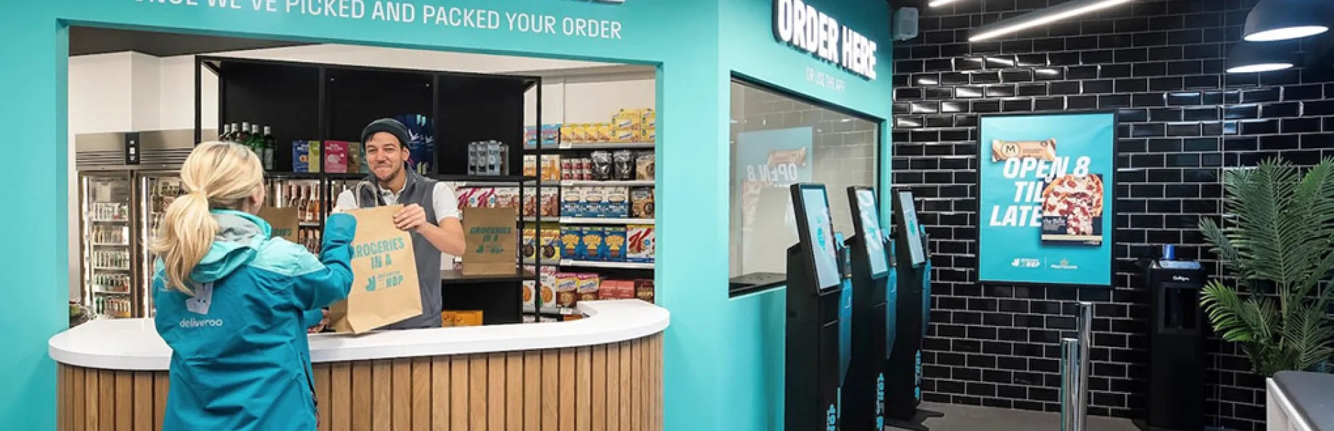 Deliveroo ouvre un magasin hybride, une forme de dark store en pleine lumière