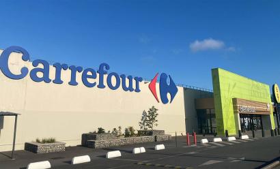 Dans un Carrefour, des personal shoppers aident les seniors à faire leurs courses