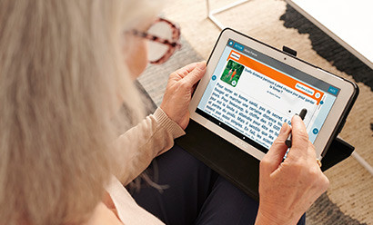 La Poste favorise l’inclusion des seniors en distribuant des tablettes