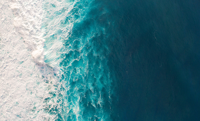 Vue aérienne des vagues de l'océan.