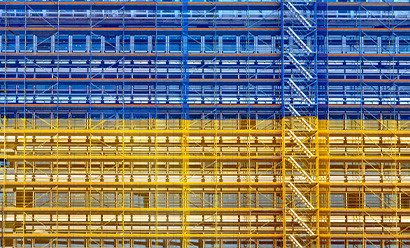 Bâtiment métallique aux couleurs de l'Ukraine