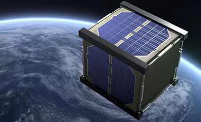 Satellite en bois en orbite autour de la Terre avec des panneaux solaires visibles