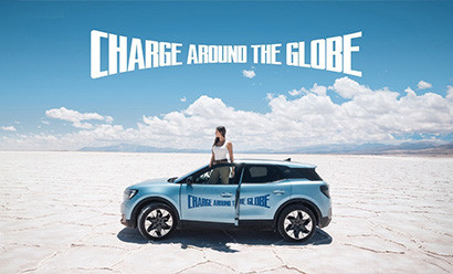 Publicité d'une voiture Ford avec en claim "Charge around the globe"