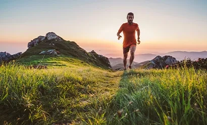 Homme faisant du trail running sur une montagne