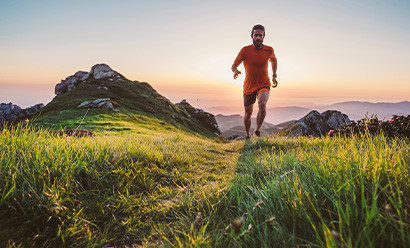 Homme faisant du trail running sur une montagne