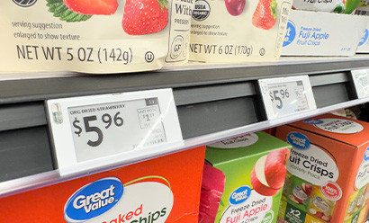 Nouvelles étiquettes de prix numériques sur une étagère d'un supermarché Walmart.