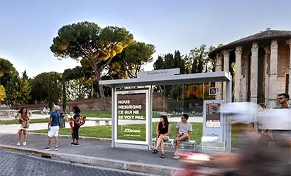 Arrêt de bus avec abri publicitaire JCDecaux