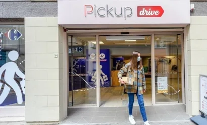 Carrefour et La Poste associent drive piéton et retrait de colis